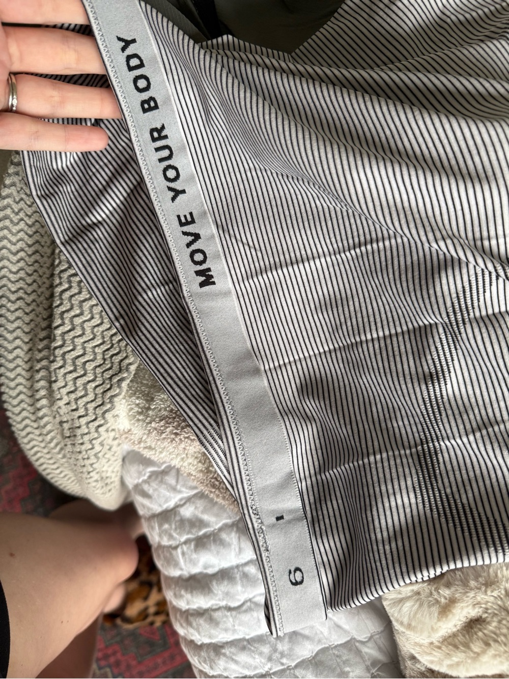Lululemon Run Swiftly Tech Short Sleeve Striped White Black Size 6 - Picture 3 of 3